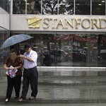 stanford.embedded Dos clientes del Stanford Bank abandonan uno de sus establecimientos en Caracas, Venezuela, en esta foto de archivo del 18 de febrero del 2009. CARLOS HERNANDEZ/AP